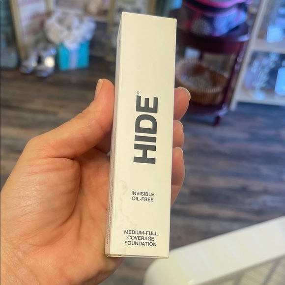 HIDE Invisible Oil-Free Foundation - Picture 3 of 7